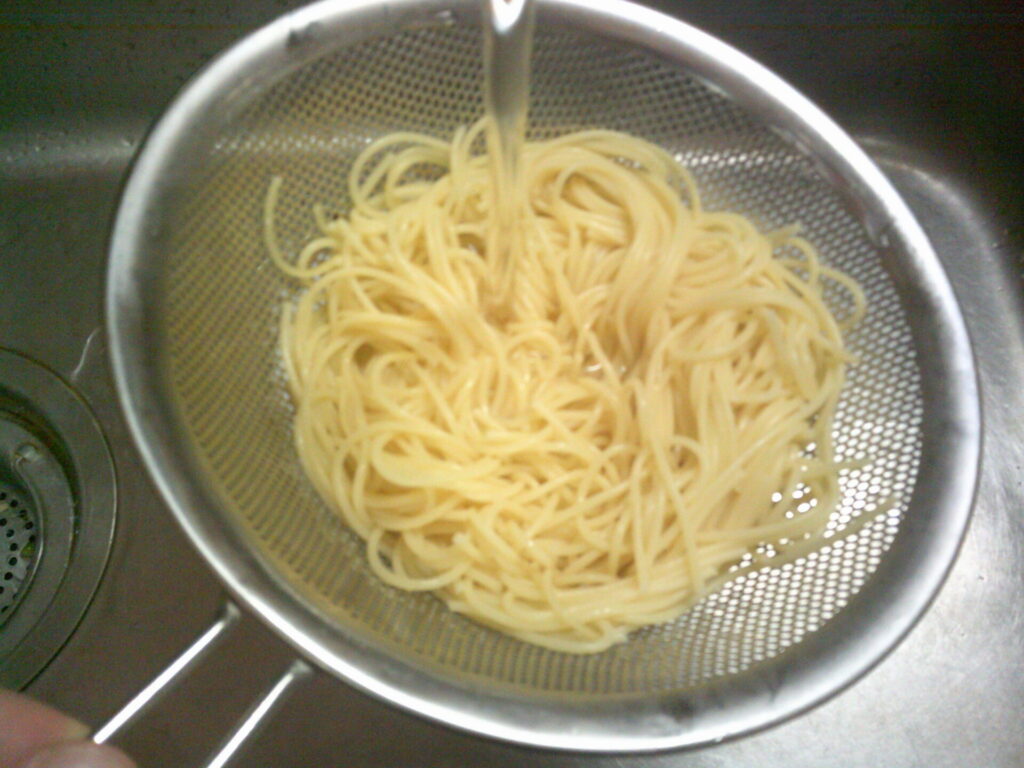 冷水でシメるパスタ。